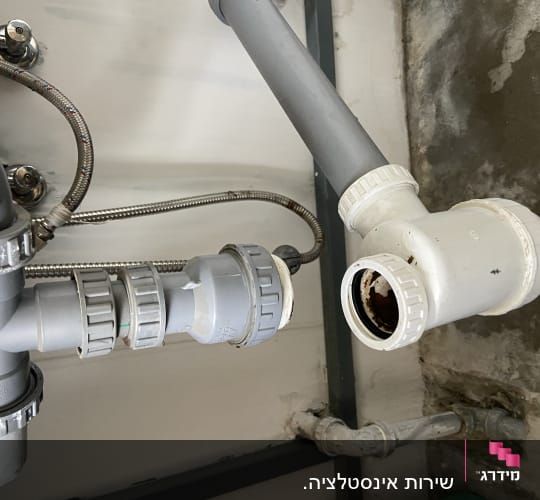 צינורות פלסטיק ואביזרי אינסטלציה מתחת לכיור